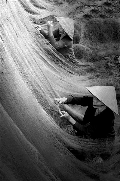323 - mending fishing net - DANG THANH TRUNG - vietnam.jpg